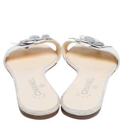 مملوكة مسبقًا Chanel White Texture Leather Camellia Embellished CC Flat Slides Size 40