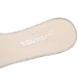 مملوكة مسبقًا Chanel White Texture Leather Camellia Embellished CC Flat Slides Size 40