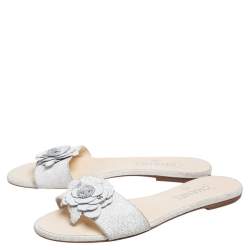 مملوكة مسبقًا Chanel White Texture Leather Camellia Embellished CC Flat Slides Size 40