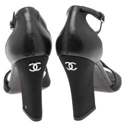 مملوكة مسبقًا صندل شانيل جلد وكانفاس أسود كعب مزخرف لؤلؤ سير كاحل مقاس 40