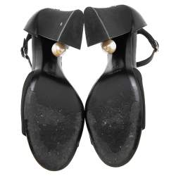 مملوكة مسبقًا صندل شانيل جلد وكانفاس أسود كعب مزخرف لؤلؤ سير كاحل مقاس 40