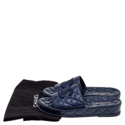 Pre Owned صندل سلايد شانيل سي سي جلد مبطن أزرق مقاس 37