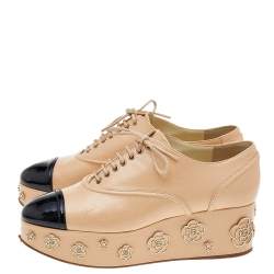 Pre Owned Chanel Beige-Black Patent And Leather Camellia Platform Sneakers Size 39.5