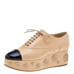 Pre Owned Chanel Beige-Black Patent And Leather Camellia Platform Sneakers Size 39.5