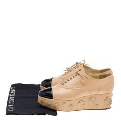 Pre Owned Chanel Beige-Black Patent And Leather Camellia Platform Sneakers Size 39.5