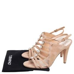مملوكة مسبقًا صندل شانيل سيور مزخرف لؤلؤ سويدي بيج مقاس 36