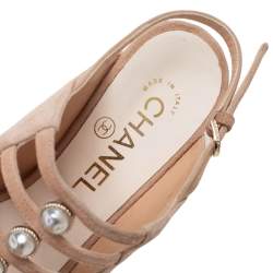 مملوكة مسبقًا صندل شانيل سيور مزخرف لؤلؤ سويدي بيج مقاس 36