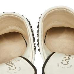 مملوكة مسبقًا حذاء سلايد شانيل جلد أبيض/أسود بسلسلة وغطاء مقدمة سليب أون مقاس 37