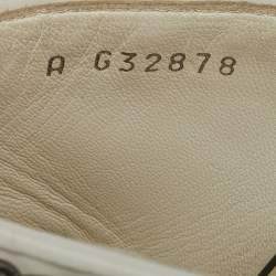 مملوكة مسبقًا حذاء سلايد شانيل جلد أبيض/أسود بسلسلة وغطاء مقدمة سليب أون مقاس 37