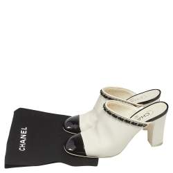 مملوكة مسبقًا حذاء سلايد شانيل جلد أبيض/أسود بسلسلة وغطاء مقدمة سليب أون مقاس 37