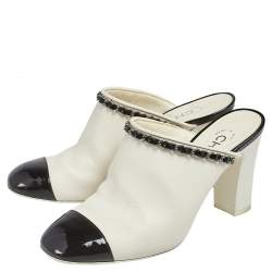 مملوكة مسبقًا حذاء سلايد شانيل جلد أبيض/أسود بسلسلة وغطاء مقدمة سليب أون مقاس 37