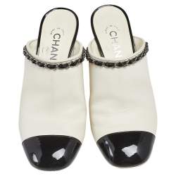 مملوكة مسبقًا حذاء سلايد شانيل جلد أبيض/أسود بسلسلة وغطاء مقدمة سليب أون مقاس 37