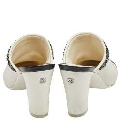 مملوكة مسبقًا حذاء سلايد شانيل جلد أبيض/أسود بسلسلة وغطاء مقدمة سليب أون مقاس 37