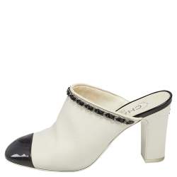 مملوكة مسبقًا حذاء سلايد شانيل جلد أبيض/أسود بسلسلة وغطاء مقدمة سليب أون مقاس 37