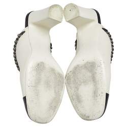 مملوكة مسبقًا حذاء سلايد شانيل جلد أبيض/أسود بسلسلة وغطاء مقدمة سليب أون مقاس 37