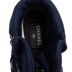 مملوكة مسبقًا حذاء رياضي شانيل سويدي وبلاستيك مشمع ونايلون أزرق كحلي مرتفع من أعلى رباط علوي مقاس 36