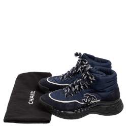 مملوكة مسبقًا حذاء رياضي شانيل سويدي وبلاستيك مشمع ونايلون أزرق كحلي مرتفع من أعلى رباط علوي مقاس 36