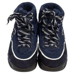 مملوكة مسبقًا حذاء رياضي شانيل سويدي وبلاستيك مشمع ونايلون أزرق كحلي مرتفع من أعلى رباط علوي مقاس 36