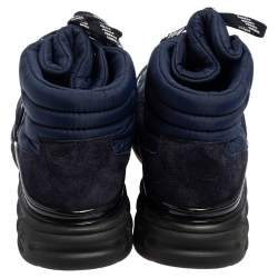 مملوكة مسبقًا حذاء رياضي شانيل سويدي وبلاستيك مشمع ونايلون أزرق كحلي مرتفع من أعلى رباط علوي مقاس 36