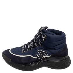 مملوكة مسبقًا حذاء رياضي شانيل سويدي وبلاستيك مشمع ونايلون أزرق كحلي مرتفع من أعلى رباط علوي مقاس 36