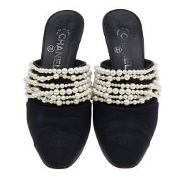 Pre Owned صندل مول شانيل مزخرف لؤلؤ سي سي كانفاس أسود مقاس 39