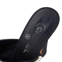 Pre Owned صندل مول شانيل مزخرف لؤلؤ سي سي كانفاس أسود مقاس 39