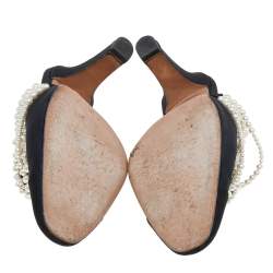 Pre Owned صندل مول شانيل مزخرف لؤلؤ سي سي كانفاس أسود مقاس 39