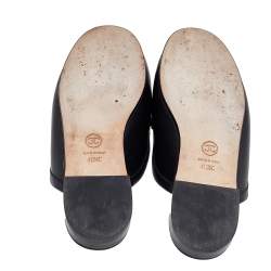 Pre Owned حذاء لوفرز فلات شانيل جلد أسود مزين سي سي مزخرف لؤلؤ مقاس 40.5