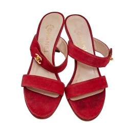 مملوكة مسبقًا صندل سلايد شانيل سويدي أحمر �شعار ماركة سي سي مقاس 36.5 