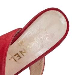 مملوكة مسبقًا صندل سلايد شانيل سويدي أحمر شعار ماركة سي سي مقاس 36.5 