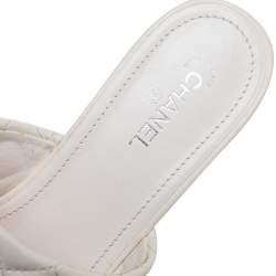 مملوكة مسبقًا Chanel White//Black Quilted Leather And Grosgrain Fabric Mules Flats Sandals Size 38