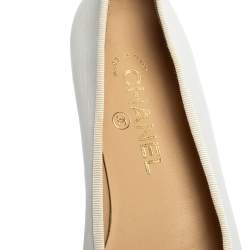 مملوكة مسبقًا حذاء باليرينا فلات شانيل جلد أبيض/أسود شعار ماركة سي سي مقدمة سوداء بفيونكة مقاس 38.5