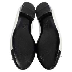 مملوكة مسبقًا حذاء باليرينا فلات شانيل جلد أبيض/أسود شعار ماركة سي سي مقدمة سوداء بفيونكة مقاس 38.5