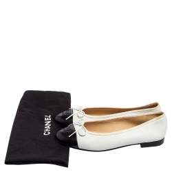 مملوكة مسبقًا حذاء باليرينا فلات شانيل جلد أبيض/أسود شعار ماركة سي سي مقدمة سوداء بفيونكة مقاس 38.5