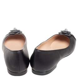 مملوكة مسبقًا حذاء باليرينا فلات شانيل قماش وجلد أسود مزين زهرة كاميليا بلؤلؤة مقاس 38