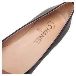 مملوكة مسبقًا حذاء باليرينا فلات شانيل قماش وجلد أسود مزين زهرة كاميليا بلؤلؤة مقاس 38