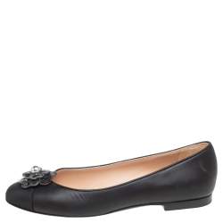 مملوكة مسبقًا حذاء باليرينا فلات شانيل قماش وجلد أسود مزين زهرة كاميليا بلؤلؤة مقاس 38