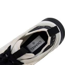 مملوكة مسبقًا Chanel White Neoprene And Leather CC Low Top Sneakers Size 39.5