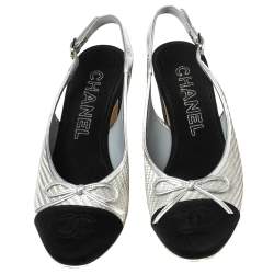 مملوكة مسبقًا صندل شانيل كعب عريض فتحة كعب فيونكة جلد وبي في سي مغزول أسود/ فضي مقاس 36