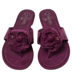 Pre Owned صندل سلايد فلات شانيل سويدي أرجواني مزين كاميليا مزخرف شعار الماركة سي سي مقاس 40