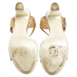 مملوكة مسبقًا Chanel White/Gold Patent And Leather Open Toe Ankle Strap Sandals Size 38.5