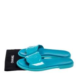 مملوكة مسبقًا Chanel Blue Patent Leather CC Flat Slides Size 39