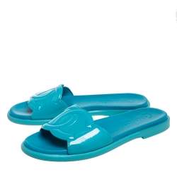 مملوكة مسبقًا Chanel Blue Patent Leather CC Flat Slides Size 39