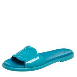 مملوكة مسبقًا Chanel Blue Patent Leather CC Flat Slides Size 39