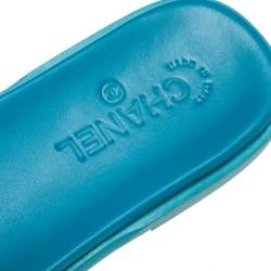 مملوكة مسبقًا Chanel Blue Patent Leather CC Flat Slides Size 39