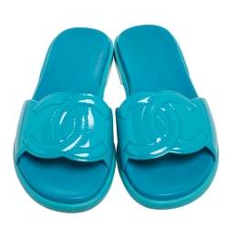 مملوكة مسبقًا Chanel Blue Patent Leather CC Flat Slides Size 39