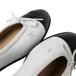 مملوكة مسبقًا Chanel Black/White Leather CC Cap Toe Bow Ballet Flats Size 38