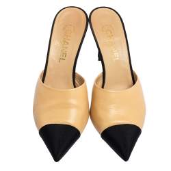 Pre Owned حذاء سلايد شانيل كانفاس وجلد أسود/ بيج سليب أون كعب مزخرف لؤلؤ صناعي سي سي مقاس 38.5