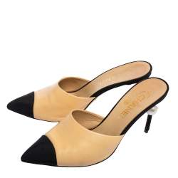 Pre Owned حذاء سلايد شانيل كانفاس وجلد أسود/ بيج سليب أون كعب مزخرف لؤلؤ صناعي سي سي مقاس 38.5