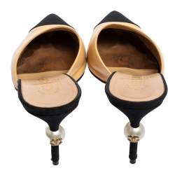 Pre Owned حذاء سلايد شانيل كانفاس وجلد أسود/ بيج سليب أون كعب مزخرف لؤلؤ صناعي سي سي مقاس 38.5